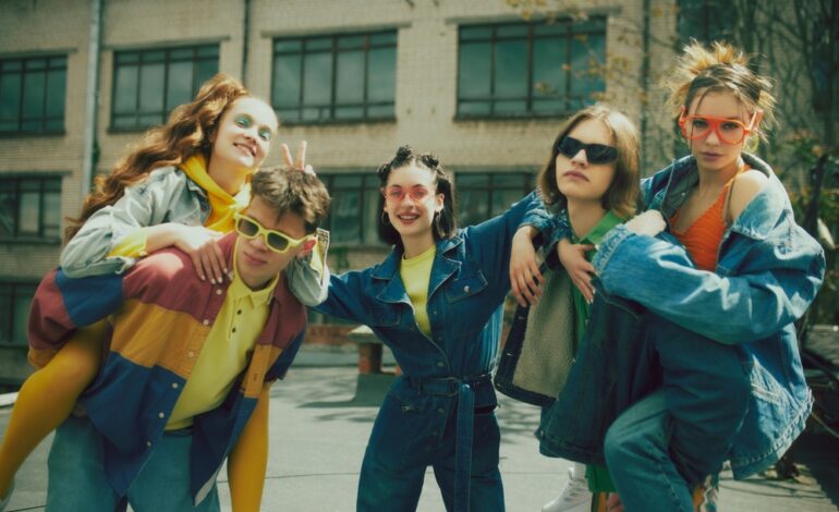 1980s Fashion Trends Are Back – Drop-Waist Dresses & Art Deco Style Return